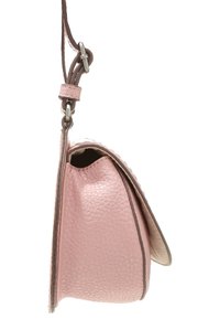 Borsa a tracolla in pelle rosa con superficie testurizzata, vista laterale che mette in evidenza la forma curva, le rifiniture a contrasto e una tracolla corta regolabile.