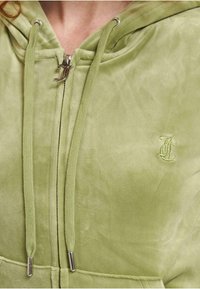 Juicy Couture ROBERTSON CLASSIC - Mikina na zip - mosstone