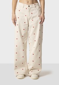 Kaotiko RELAXED MULTIHEART - Traperice ravnih nogavica - ivory