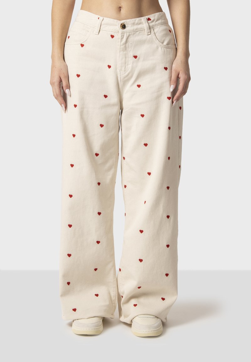 Kaotiko RELAXED MULTIHEART - Traperice ravnih nogavica - ivory