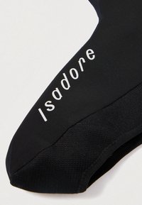 Μαύρο καλυμμα  παπουτσιών ποδηλασίας με υφή. Διαθέτει λευκό λογότυπο "Isadore" στο πλάι, σχεδιασμένο για αεροδυναμική εφαρμογή και προστασία.