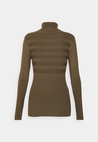 Pull à col roulé en tricot vert olive avec des manches longues. Présente une texture côtelée sur le corps et un motif de rayures horizontales sur la partie supérieure.