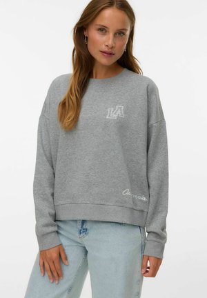 Grauer Pullover mit lockerem Schnitt, ausgestattet mit den Stickereien "LA" und "Kalifornien" in Weiß. Weicher Stoff mit gerippten Bündchen und Saum.