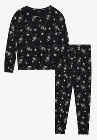 Ensemble de sommeil en polaire noire comprenant un haut à manches longues et un pantalon orné d'un motif d'éclats blancs. Texture douce, coupe décontractée, taille élastique.