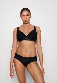 Μαύρο σουτιέν και σετ εσωρούχων στην ίδια απόχρωση. Το σουτιέν διαθέτει δαντέλα στο τελείωμα, τριγωνικά cups και ρυθμιζόμενες τιράντες. Μαλακό ύφασμα με ελάχιστες σχεδιαστικές λεπτομέρειες.