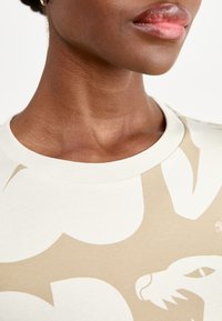 Puma CLASSICS ARTISANAL BABY TEE - Hosszú ujjú felső - desert dust