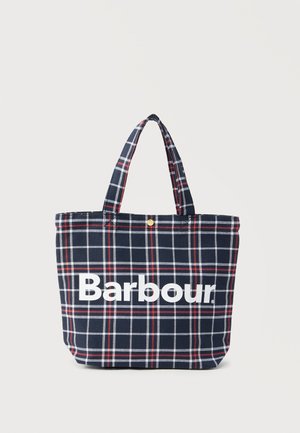 Geantă tote albastru marin cu model în carouri alb și roșu, logo Barbour scris cu litere albe și două bretele de umăr pe un fundal deschis.