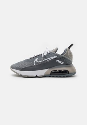 Šedé tenisky Nike Air Max 2090 s textilním svrškem, bílými akcenty, gumovou podrážkou a vzduchovým polstrováním. Mají šněrovací design a poutko.