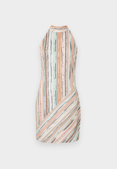 Vestido sem mangas listrado em tecido suave, apresentando linhas verticais e diagonais em cores pastel, com um decote alto e silhueta ajustada.