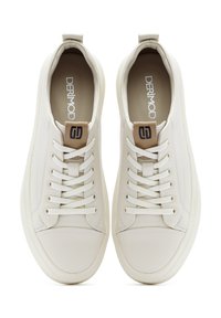 Baskets en cuir blanc avec bout arrondi, lacets plats et une accentuation beige sur la languette avec logo en relief. Semelle en caoutchouc texturé.