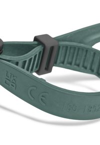 Correa de goma verde con textura estriada, que cuenta con una hebilla de plástico negro y marcas en relieve que indican certificaciones y estándares.