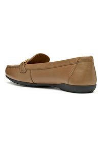 Brun läder loafersko med en sydd design, rund form och svart gummisula. Guldaccenter på framsidan nära öppningen.