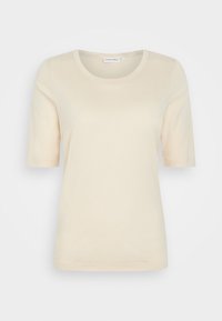 Krótki rękaw, jasnobeżowy t-shirt wykonany z miękkiego materiału, z okrągłym dekoltem i minimalnymi detalami szycia, o regularnym kroju.