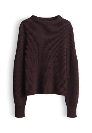 Pull en maille côtelée bordeaux avec un col rond, des épaules tombantes et des manches allongées. Il présente une coupe décontractée et un tissu texturé.