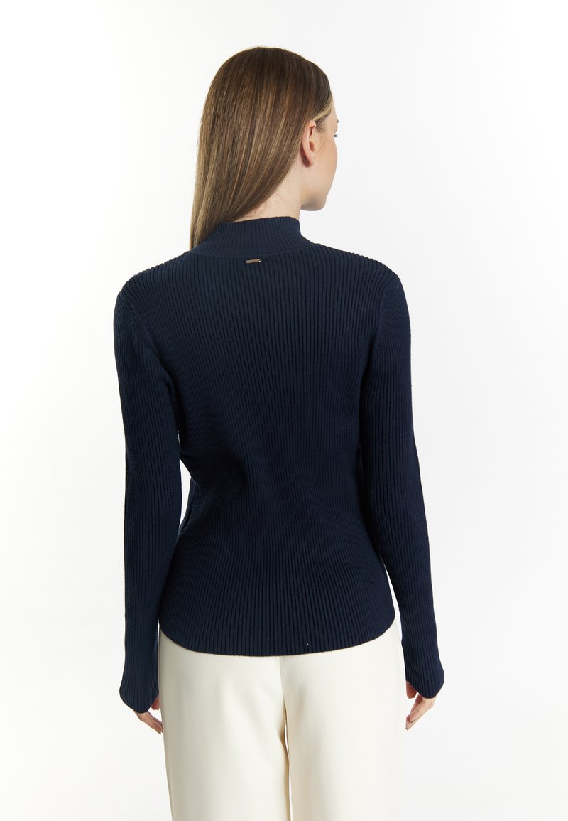 Marineblauwe geribbelde pullover trui met een faux nek, met een aansluitende pasvorm en een subtiele logodetail aan de achterkant. Zacht, structuurstof.