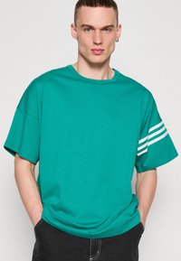 adidas Originals NEU - Apdrukāts T-krekls - active green