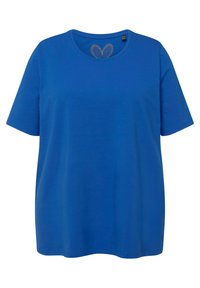 T-shirt bleu à manches courtes avec un col rond et une texture douce. Présente un motif de cœurs subtil à l'intérieur du col. Design décontracté.