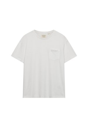 T-shirt bianca a maniche corte con collo a giro, con una piccola tasca sul petto e un'etichetta del marchio visibile all'interno del colletto.