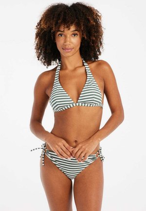 Conjunto de bikini a rayas en verde y blanco. Top tipo halter con copas triangulares, parte inferior a juego con lazos laterales y rayas horizontales. Textura de tela suave.