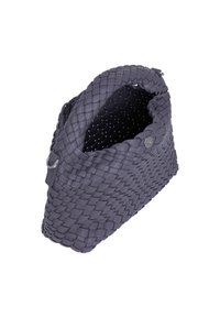 Vævet tote bag i mørkegrå gummimateriale, med en struktureret form, åben top og en knapdetalje på den ene side. Tekstureret overflade.