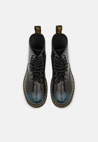 Dr. Martens 1460 UNISEX - Botine cu șireturi - black/yellow