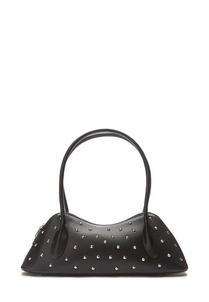 Čierna kožená kabelka s oblým tvarom, ozdobená dekoratívnymi kovovými nitmi v rôznych farbách po celej ploche. Súčasťou je dlhé ucho.