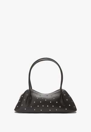 Bolso de cuero negro con forma curva, decorado con tachuelas metálicas de varios colores en toda la superficie. Incluye asa larga.