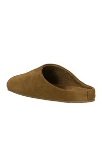 Scarpa slip-on in suede marrone con apertura sul retro, texture liscia, punta arrotondata e design minimalista. Presenta un accento cucito sulla suola.