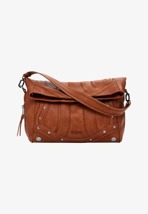 Borsa a spalla in pelle marrone con patta pieghevole, cuciture decorative, borchie argentate e tracolla regolabile. Logo impresso sulla parte anteriore.