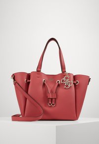 Borsa a tracolla rossa in ecopelle con manici doppi e tracolla staccabile. Presenta finiture in metallo argentato e un charm con logo. Design con apertura cinch.