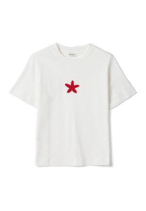 T-shirt bianca a maniche corte con scollo tondo, con un piccolo disegno di stella marina rossa al centro del petto.