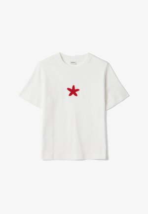 T-shirt bianca a maniche corte con scollo tondo, con un piccolo disegno di stella marina rossa al centro del petto.