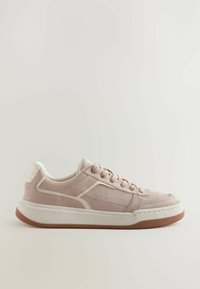 Baskets en suède rose clair avec une semelle en caoutchouc blanche, bout rond et conception à lacets ; présentent des coutures discrètes et un panneau latéral texturé.