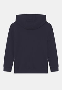 Felpa con cappuccio blu navy a maniche lunghe, con polsini a costine e una texture liscia. La parte posteriore non presenta schemi o accenti aggiuntivi.