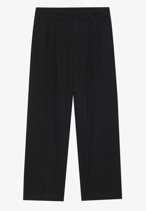 Svart vide bukser laget av et glatt stoff, med frontrynker og flat midje med beltehemper. Ingen synlige lukking eller lommer.