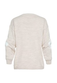 Cremfarbener gestrickter Pullover mit lockerer Passform, langen Ärmeln und weißen Ellbogenpatches. Strukturierter Stoff und gerippter Saum.