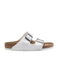 Sandales Birkenstock blanches avec deux sangles réglables, une semelle en liège et une semelle en caoutchouc texturée à la forme arrondie.