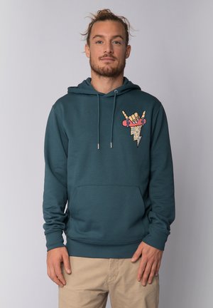 Türkisfarbener Kapuzenpullover mit einer Fronttasche, der ein buntes grafisches Motiv einer Hand mit einem Skateboard und Blitzen zeigt, aus weichem Stoff gefertigt.