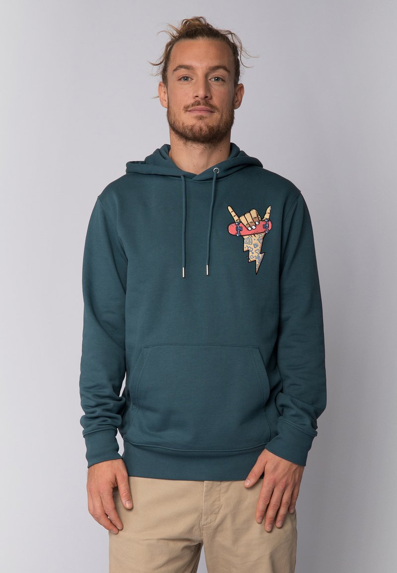 Teal hoodie met een voorzak, voorzien van een kleurrafgrafiek van een hand met een skateboard en bliksem, gemaakt van zachte stof.