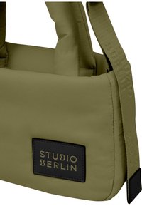 Borsa a tracolla imbottita verde oliva con una toppa loggata nera dalle texture e una larga tracolla regolabile con lettering in rilievo.