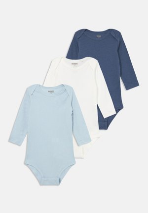 Drei langärmelige Babybodysuits in Hellblau, Weiß und Dunkelblau, flach ausgelegt mit überlappenden Ärmeln und runden Halsausschnitten.