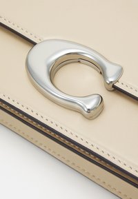 COACH LUXE REFINED IDOL BAG - Kézitáska - ivory