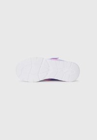 Semelle de baskets violette et rose avec une semelle extérieure en caoutchouc blanc, dotée d'un motif de grip texturé et d'une sangle Velcro pour la fermeture.