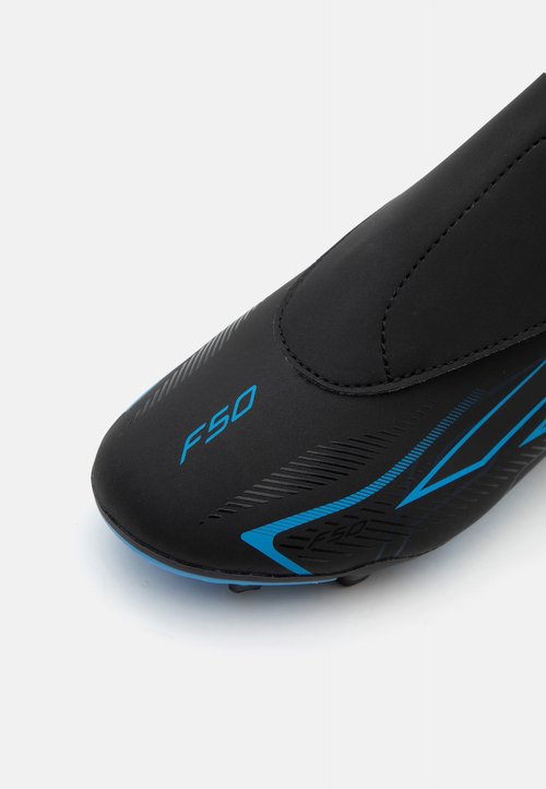 adidas F50 HYPERFAST CLUB VELCRO FIRM GROUND MULTI GROUND KIDS UNISEX - Football boots artificial grass - core black/lucid ray blue — foto 6
