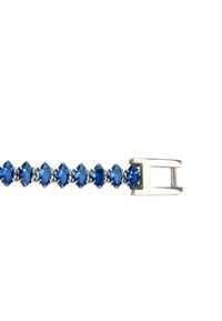 Bracciale in pietre preziose blu con pietre a taglio marquise incastonate in una catena in metallo argento, dotato di una chiusura rettangolare.