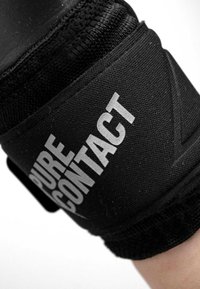 Manche en tissu noir avec une finition texturée et "PURE CONTACT" imprimé en blanc. Offre un ajustement serré et un design élastique pour un soutien optimal.