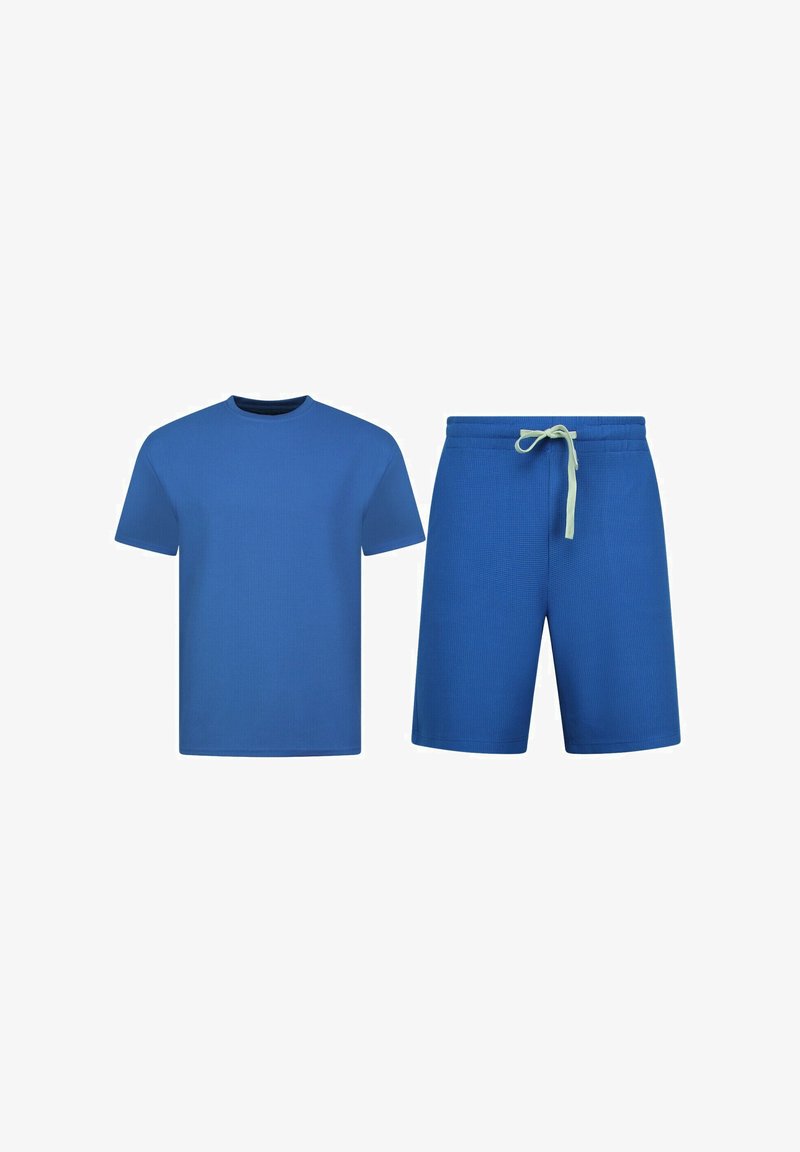 Blauwe T-shirt met korte mouwen en ronde hals, gecombineerd met bijpassende blauwe shorts. De shorts hebben een tailleband met trekkoord en een gestructureerde stof.
