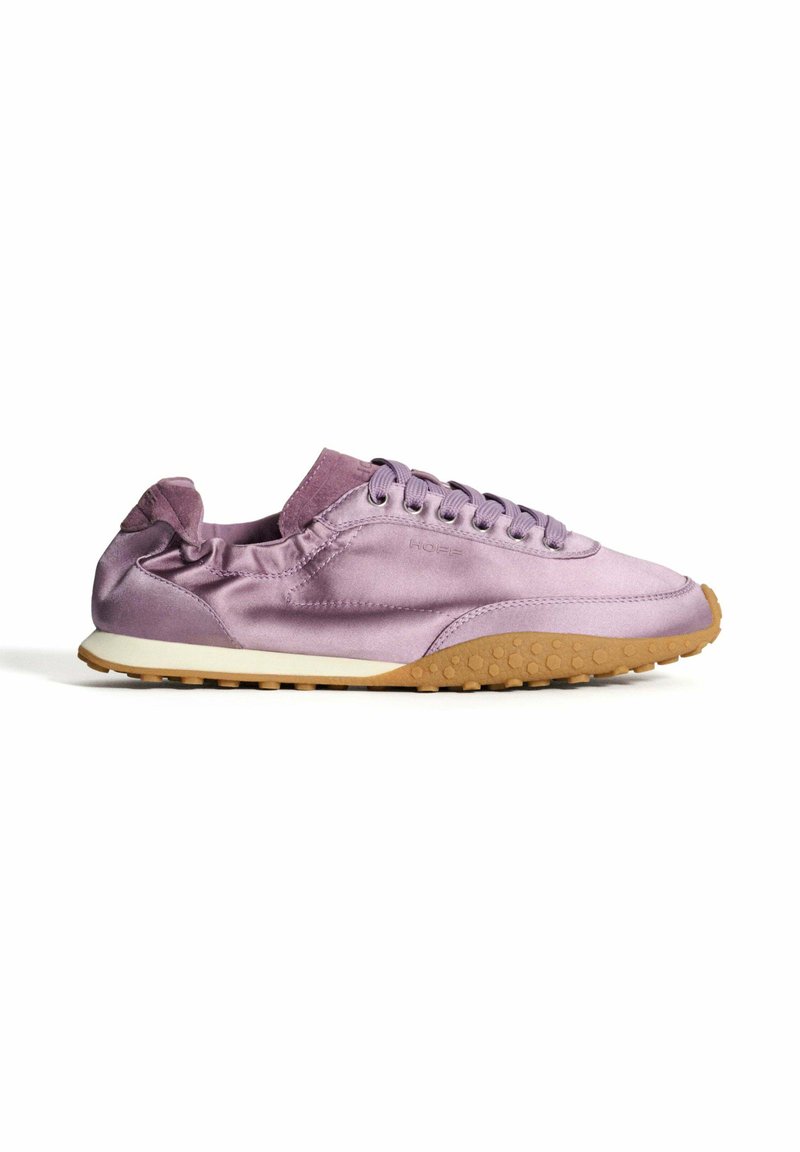 Zapatillas deportivas de color púrpura claro con un acabado satinado, que cuentan con un diseño de corte bajo, un collar elástico y una suela de goma texturizada para mayor agarre.