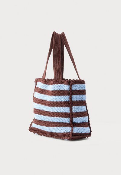 Καφέ και γαλάζια ριγέ τσάντα πλεκτή με δύο λουριά ώμου και κυματιστές άκρες.