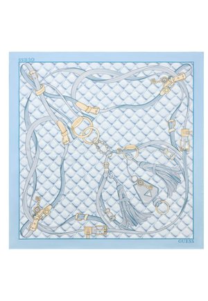 Écharpe bleu clair avec boucles dorées, pompons, clés et logo "Guess" sur un fond matelassé à motifs.